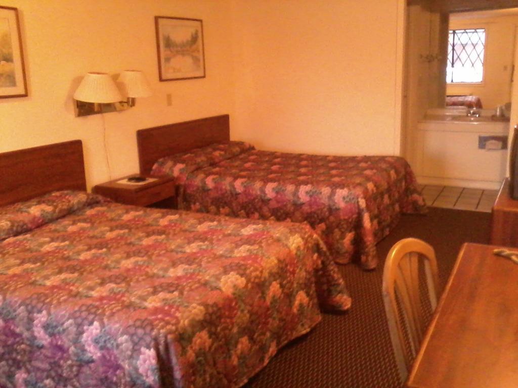 Westwoods Inn & Suites Woodhaven Luaran gambar
