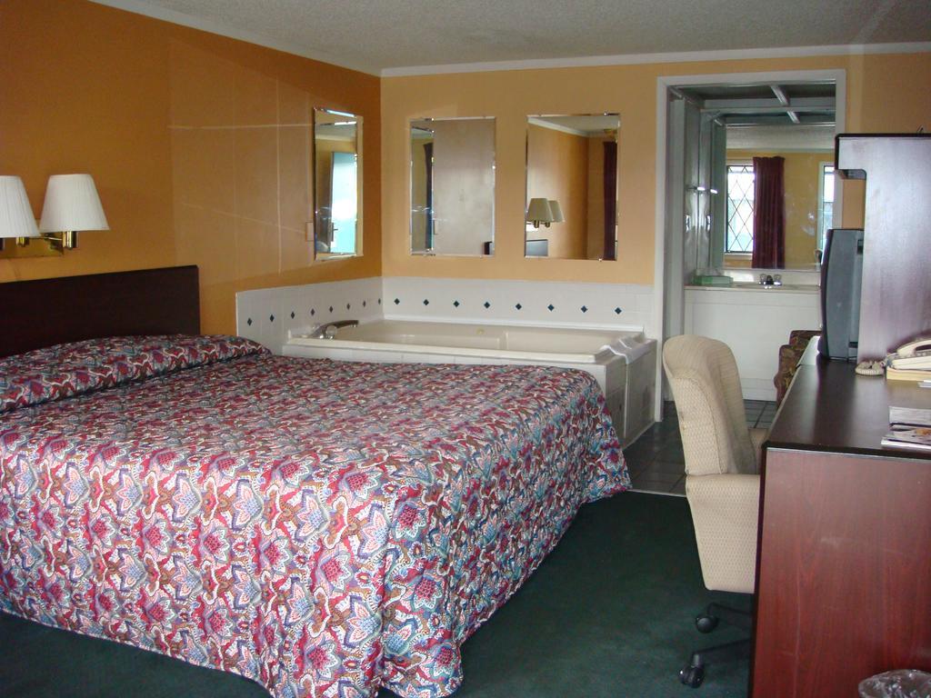 Westwoods Inn & Suites Woodhaven Luaran gambar