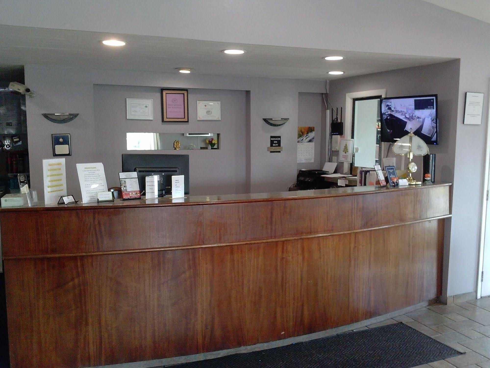 Westwoods Inn & Suites Woodhaven Luaran gambar